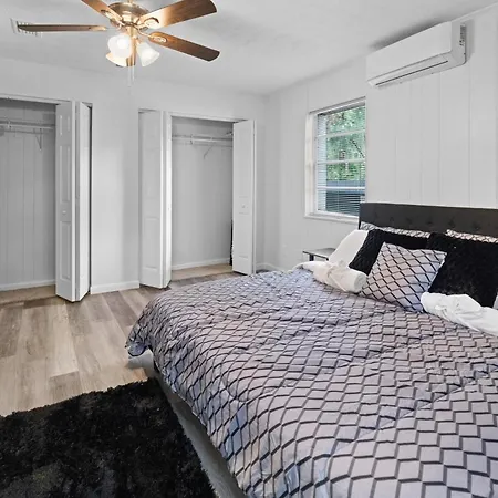 1 Bedroom Efficiency Apartment With Pool